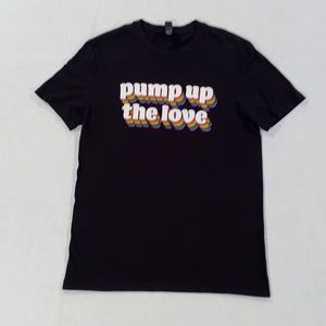 District Men’s “pump up the love” pride black short sleeve tee shirt size S